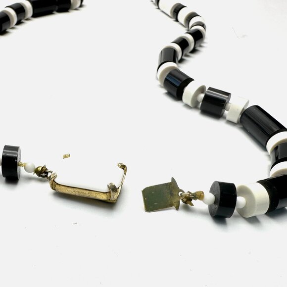 Lucite Heaven: Iconic '70s Castlecliff Necklace & Free Asymmetrical Bracelet—EUC - Picture 7 of 12